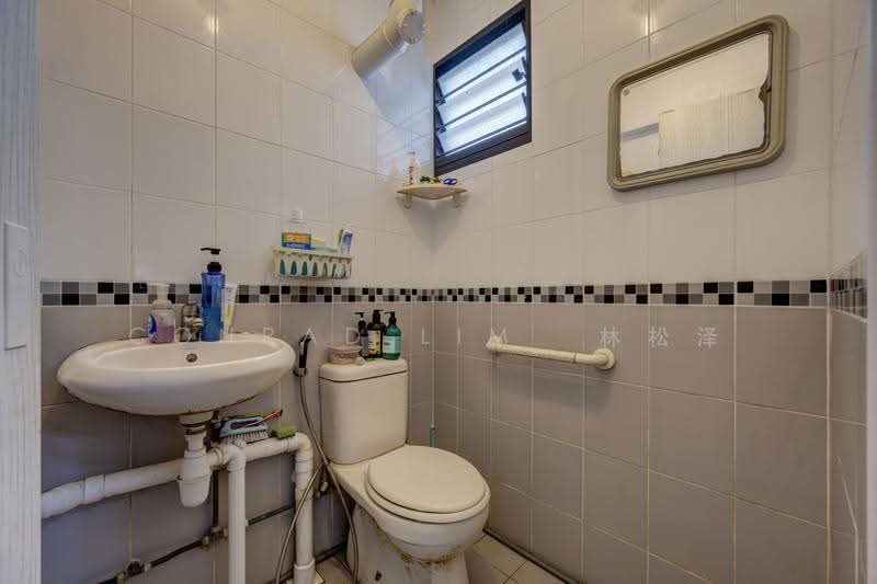 739 Yishun Avenue 5, 739 Yishun Avenue 5, Sembawang / Yishun, 1 Bedroom, 721 sqft, HDB Flat For Sale, by Conrad Lim 林松泽, 500292011 - Bathroom - PropertyGuru.com.sg
