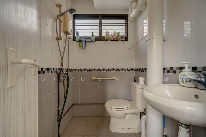 739 Yishun Avenue 5, 739 Yishun Avenue 5, Sembawang / Yishun, 1 Bedroom, 721 sqft, HDB Flat For Sale, by Conrad Lim 林松泽, 500292011 - Bathroom - PropertyGuru.com.sg