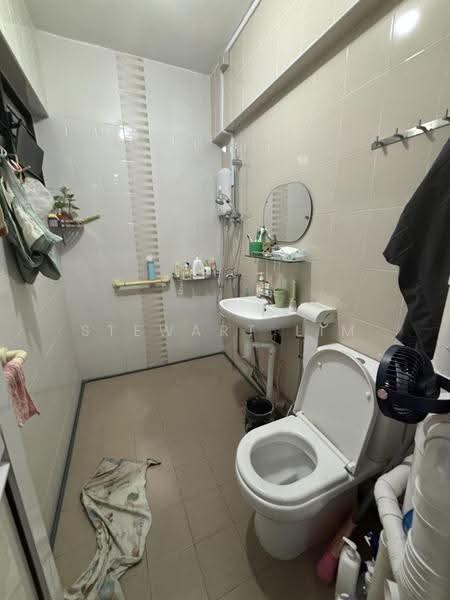 441 Jurong West Avenue 1, 441 Jurong West Avenue 1, Boon Lay / Jurong / Tuas, 3 Bedrooms, 1,109 sqft, HDB Flat For Sale, by Stewart Lim, 500292013 - Bathroom - PropertyGuru.com.sg