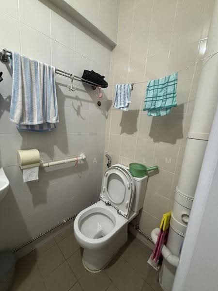441 Jurong West Avenue 1, 441 Jurong West Avenue 1, Boon Lay / Jurong / Tuas, 3 Bedrooms, 1,109 sqft, HDB Flat For Sale, by Stewart Lim, 500292013 - Bathroom - PropertyGuru.com.sg