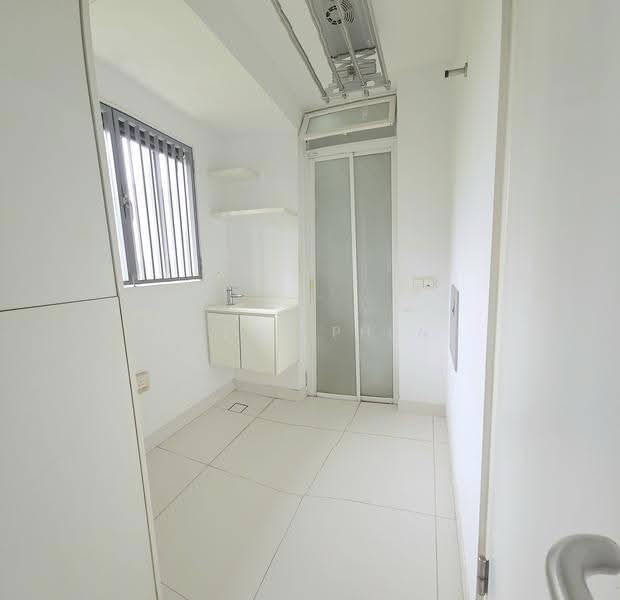 Silversea, East Coast / Marine Parade, 3 Bedrooms, 1,572 sqft, Condominium For Sale, by Juvena Phung, 500292018 - Helper s room, Utility area & toilet - PropertyGuru.com.sg