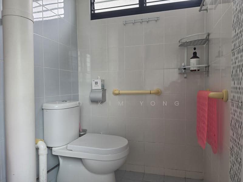 232 Ang Mo Kio Avenue 3, 232 Ang Mo Kio Avenue 3, Ang Mo Kio / Bishan / Thomson, 2 Bedrooms, 721 sqft, HDB Flat For Sale, by Teo Kim Yong, 500292053 - Bathroom - PropertyGuru.com.sg