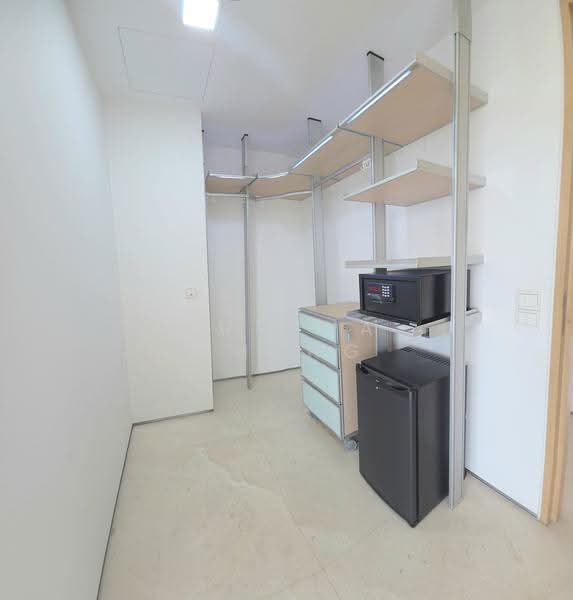Silversea, East Coast / Marine Parade, 3 Bedrooms, 1,572 sqft, Condominium For Rent, by Juvena Phung, 500292062 - Walk-in wardrobe in Master Room - PropertyGuru.com.sg