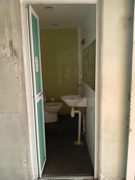 681 Hougang Ave 8, Hougang Ave 8, Hougang / Punggol / Sengkang, 646 sqft, Shop / Shophouse For Rent, by John Chong, 500292073 - Bathroom - CommercialGuru.com.sg