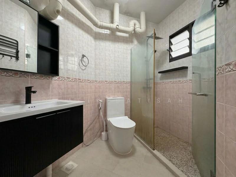 656B Jurong West Street 61, 656B Jurong West Street 61, Boon Lay / Jurong / Tuas, 4 Bedrooms, 1,420 sqft, HDB Flat For Sale, by Taufik Batisah, 500292197 - Bathroom - PropertyGuru.com.sg