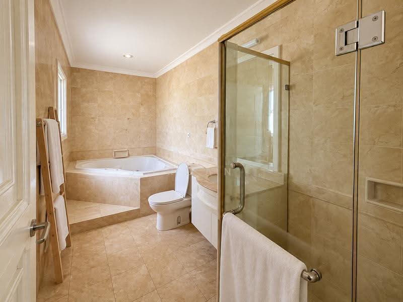 Holland Grove, Holland Grove View, Tanglin / Holland / Bukit Timah, 5 Bedrooms, 4,050 sqft, Semi-Detached House For Sale, by Jordan ., 500292214 - Bathroom - PropertyGuru.com.sg
