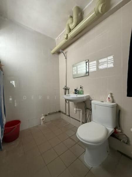 142 Lorong Ah Soo, 142 Lorong Ah Soo, Hougang / Punggol / Sengkang, 2 Bedrooms, 914 sqft, HDB Flat For Sale, by Derrick Low, 500292220 - Bathroom - PropertyGuru.com.sg