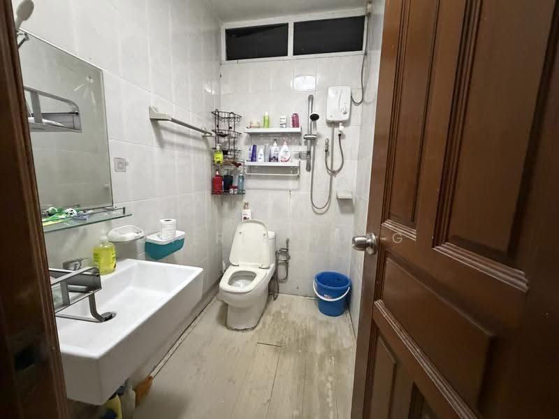 Lakepoint Condo, 2 Lakepoint Drive, Boon Lay / Jurong / Tuas, 5 Bedrooms, 2,486 sqft, Condominium For Sale, by Cherie Wong, 500292336 - Bathroom - PropertyGuru.com.sg