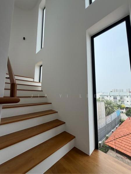 Marine Garden, Siglap Road, East Coast / Marine Parade, 5 Bedrooms, 9,280 sqft, Detached House For Sale, by Jia Yi Lee, 500292399 - Stairs (unit has lift) - PropertyGuru.com.sg