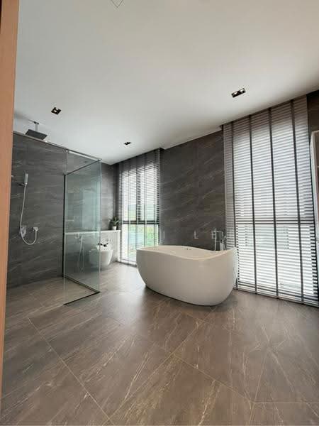 Marine Garden, Siglap Road, East Coast / Marine Parade, 5 Bedrooms, 9,280 sqft, Detached House For Sale, by Jia Yi Lee, 500292399 - Master bathroom - PropertyGuru.com.sg