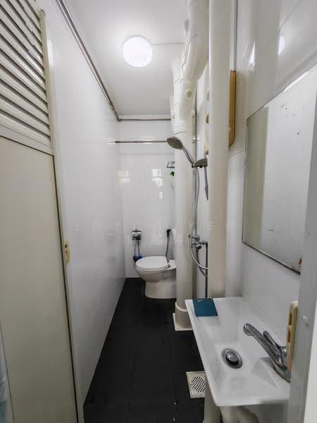 81 Commonwealth Close, 81 Commonwealth Close, Alexandra / Commonwealth, 2 Bedrooms, 731 sqft, HDB Flat For Rent, by Joyce Yeo 杨惠婷, 500292408 - Bathroom - PropertyGuru.com.sg