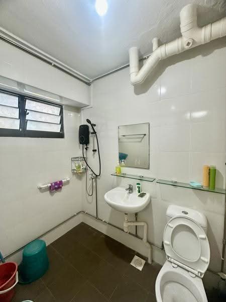 278 Tampines Street 22, 278 Tampines Street 22, Pasir Ris / Tampines, 3 Bedrooms, 1,518 sqft, HDB Flat For Sale, by Desmond Yuen, 500292523 - Bathroom - PropertyGuru.com.sg