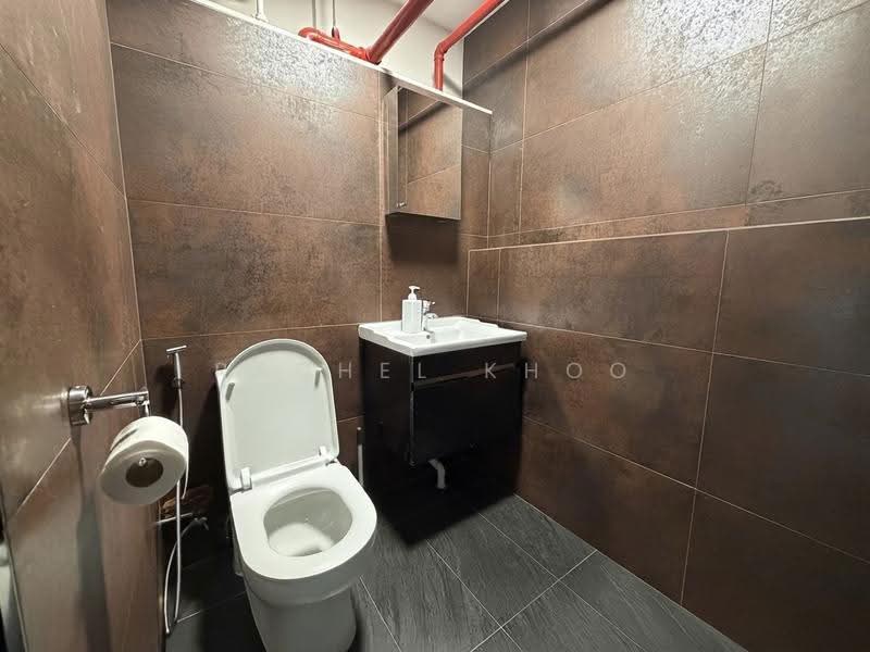 Tradehub 21, 18 Boon Lay Way, Boon Lay / Jurong / Tuas, 3,617 sqft, Light Industrial (B1) For Sale, by Rachel Khoo, 500292556 - Bathroom - CommercialGuru.com.sg