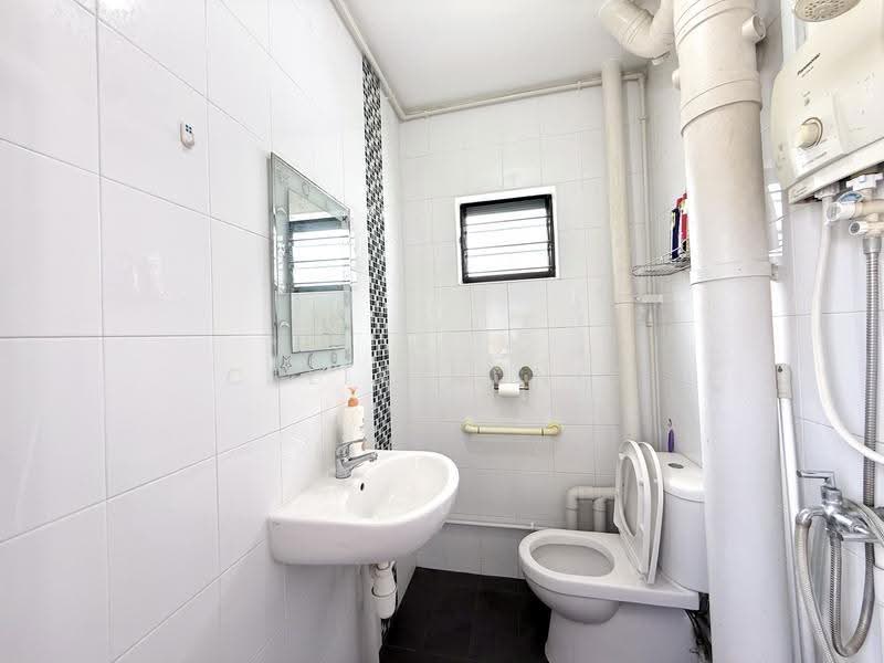 929 Jurong West Street 92, 929 Jurong West Street 92, Boon Lay / Jurong / Tuas, 2 Bedrooms, 785 sqft, HDB Flat For Sale, by CeLia Nunes, 500292599 - Bathroom - PropertyGuru.com.sg
