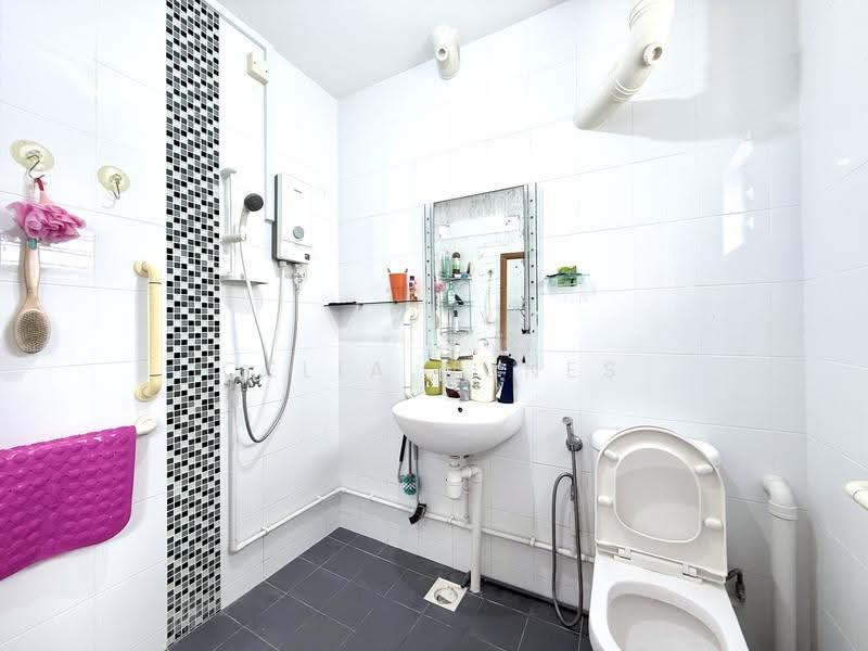 929 Jurong West Street 92, 929 Jurong West Street 92, Boon Lay / Jurong / Tuas, 2 Bedrooms, 785 sqft, HDB Flat For Sale, by CeLia Nunes, 500292599 - Bathroom - PropertyGuru.com.sg
