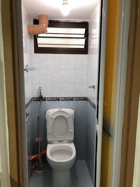 18 Bedok South Road, 18 Bedok South Road, Bedok / Upper East Coast, 2 Bedrooms, 721 sqft, HDB Flat For Rent, by Tan Rachel, 500292606 - Bathroom - PropertyGuru.com.sg