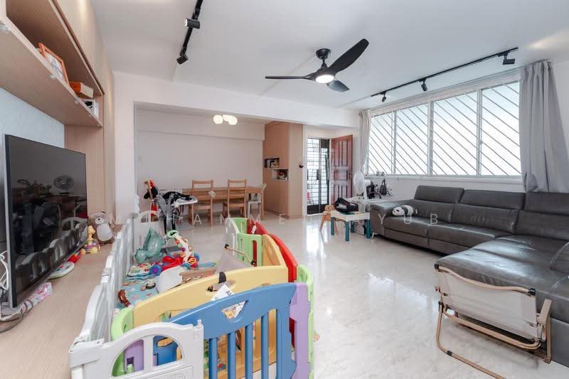 242 Serangoon Avenue 3, 242 Serangoon Avenue 3, Hougang / Punggol / Sengkang, 3 Bedrooms, 1,109 sqft, HDB Flat For Sale, by Muhammed Ayub, 500292647 - Living Room - PropertyGuru.com.sg