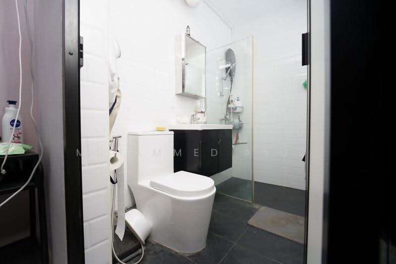 242 Serangoon Avenue 3, 242 Serangoon Avenue 3, Hougang / Punggol / Sengkang, 3 Bedrooms, 1,109 sqft, HDB Flat For Sale, by Muhammed Ayub, 500292647 - Bathroom - PropertyGuru.com.sg