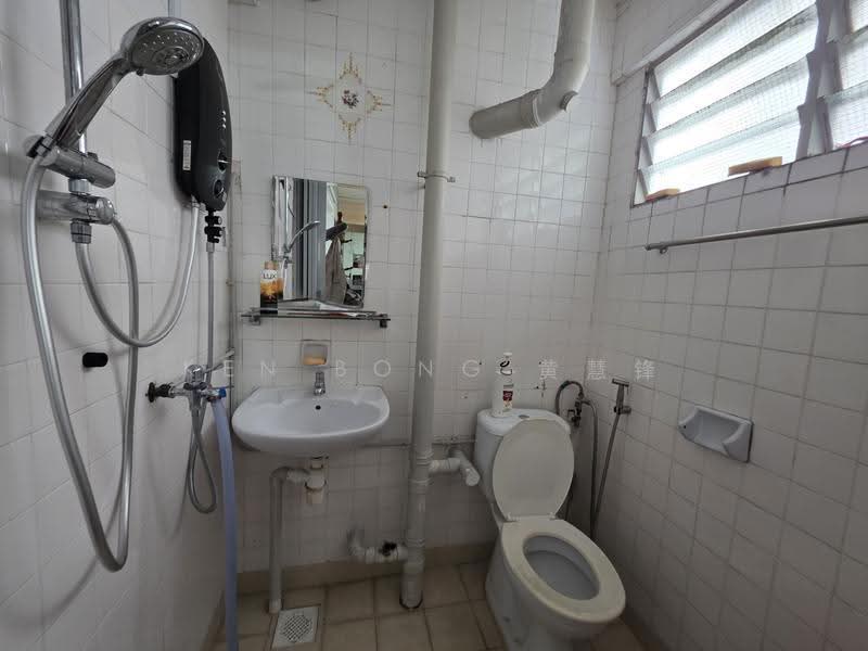217 Bukit Batok Street 21, 217 Bukit Batok Street 21, Dairy Farm / Bukit Panjang / Choa Chu Kang, 2 Bedrooms, 721 sqft, HDB Flat For Sale, by Ken Bong 黄慧锋, 500292722 - Bathroom - PropertyGuru.com.sg