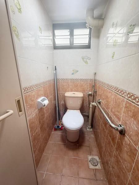 23 Toa Payoh East, 23 Toa Payoh East, Balestier / Toa Payoh, 2 Bedrooms, 721 sqft, HDB Flat For Sale, by Richard Ho, 500292822 - Toilet - PropertyGuru.com.sg