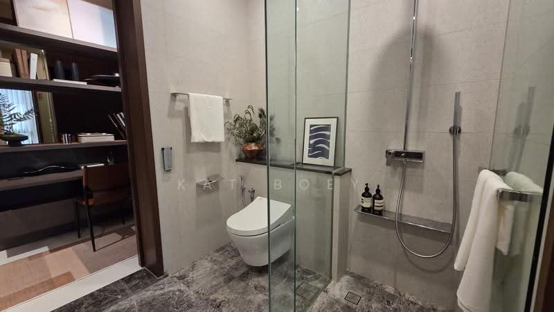 Parksuites, 18 Holland Grove Road, Tanglin / Holland / Bukit Timah, 2 Bedrooms, 786 sqft, Condominium For Sale, by Kat Boey, 500292909 - Bathroom - PropertyGuru.com.sg
