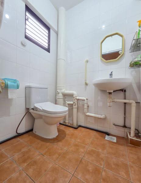 121 Hougang Avenue 1, 121 Hougang Avenue 1, Hougang / Punggol / Sengkang, 3 Bedrooms, 1,001 sqft, HDB Flat For Sale, by Marcella Yong 杨惠晴, 500292916 - Bathroom - PropertyGuru.com.sg