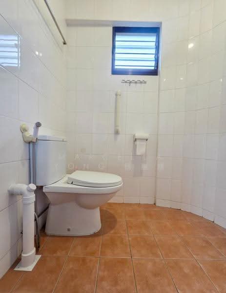 121 Hougang Avenue 1, 121 Hougang Avenue 1, Hougang / Punggol / Sengkang, 3 Bedrooms, 1,001 sqft, HDB Flat For Sale, by Marcella Yong 杨惠晴, 500292916 - Bathroom - PropertyGuru.com.sg