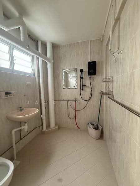140 Lorong Ah Soo, 140 Lorong Ah Soo, Hougang / Punggol / Sengkang, 3 Bedrooms, 1,109 sqft, HDB Flat For Rent, by Jacklin Lin, 500292925 - Bathroom - PropertyGuru.com.sg