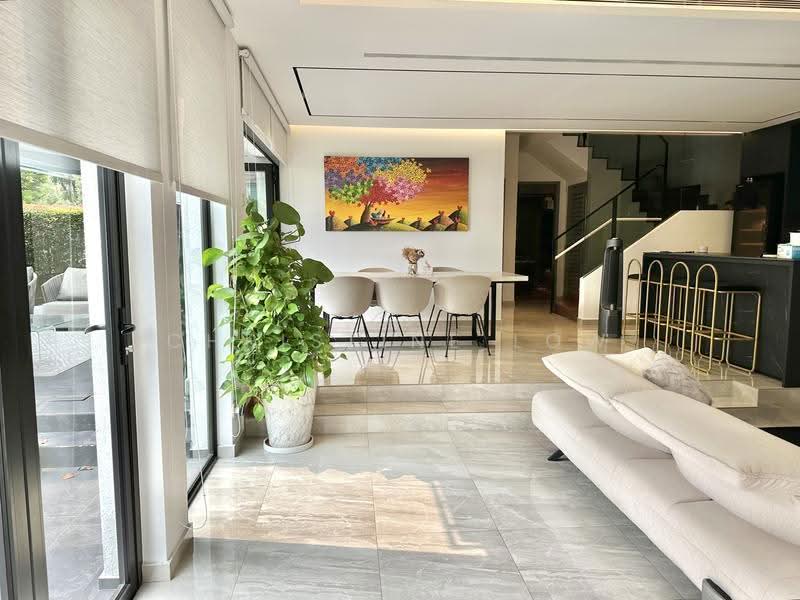 Hillview Villas, Hillview Way, Dairy Farm / Bukit Panjang / Choa Chu Kang, 5 Bedrooms, 4,300 sqft, Corner Terrace For Sale, by Christine Low, 500292931 - Level 1 Living & Dining Room - PropertyGuru.com.sg