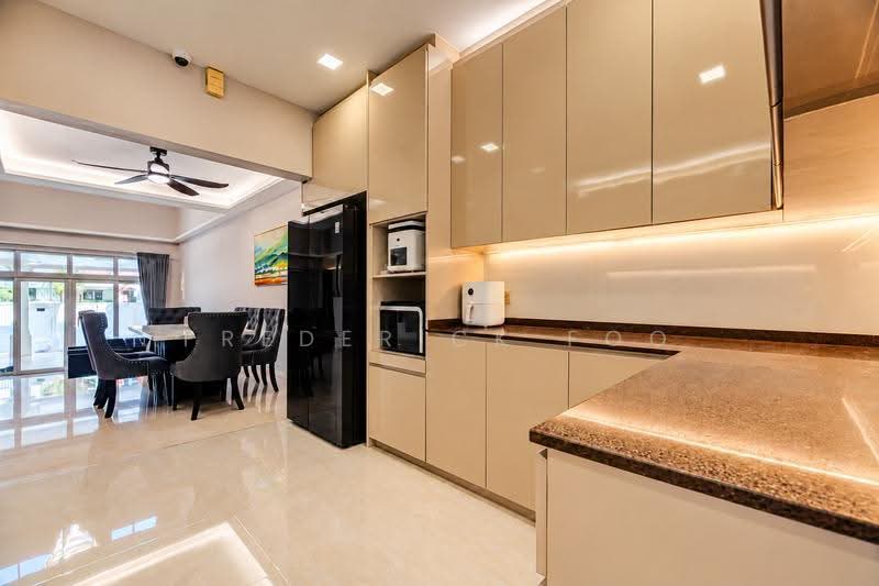 Loyang Villas, 240 Loyang Rise, Changi Airport / Changi Village, 5 Bedrooms, 2,700 sqft, Terraced House For Sale, by Frederick Foo, 500292990 - Kitchen - PropertyGuru.com.sg