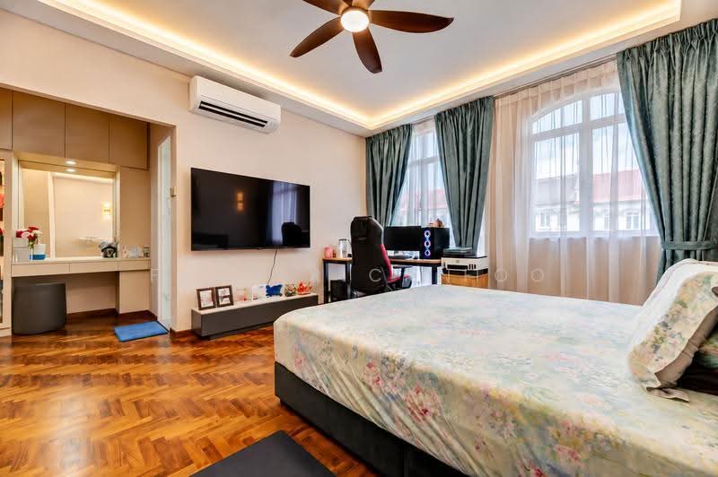 Loyang Villas, 240 Loyang Rise, Changi Airport / Changi Village, 5 Bedrooms, 2,700 sqft, Terraced House For Sale, by Frederick Foo, 500292990 - Master Bedroom - PropertyGuru.com.sg