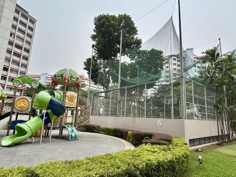 The Mayfair, 1 Jurong East Street 32, Boon Lay / Jurong / Tuas, 3 Bedrooms, 1,227 sqft, Condominium For Sale, by Daniel Liew, 500293002 - Playground and Basketball Hoop - PropertyGuru.com.sg