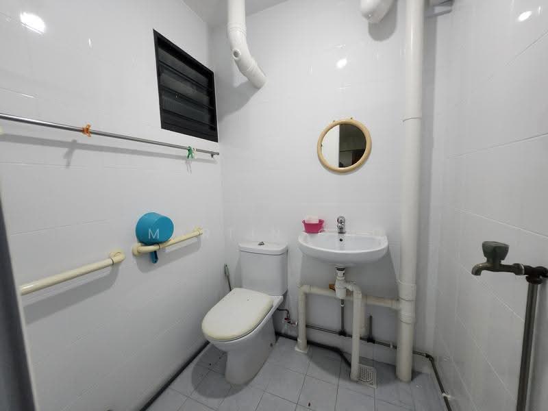 122 Geylang East Central, 122 Geylang East Central, Eunos / Geylang / Paya Lebar, 3 Bedrooms, 980 sqft, HDB Flat For Sale, by Martin Ong, 500293019 - Bathroom - PropertyGuru.com.sg