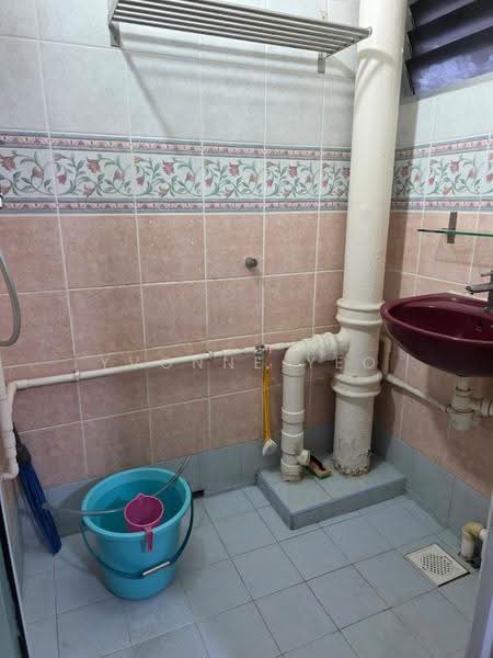 174 Ang Mo Kio Avenue 4, 174 Ang Mo Kio Avenue 4, Ang Mo Kio / Bishan / Thomson, 2 Bedrooms, 710 sqft, HDB Flat For Rent, by YvoNne Yeo, 500293061 - Bathroom - PropertyGuru.com.sg