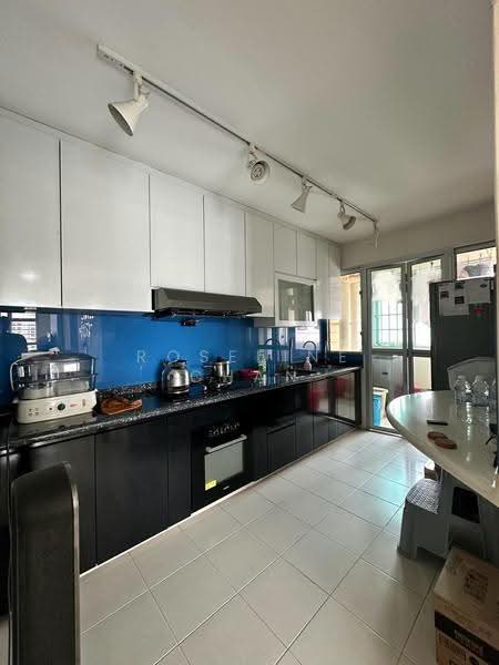 207C Punggol Place, 207C Punggol Place, Hougang / Punggol / Sengkang, 3 Bedrooms, 990 sqft, HDB Flat For Sale, by Roseline Chan, 500293068 - Spacious Kitchen - PropertyGuru.com.sg