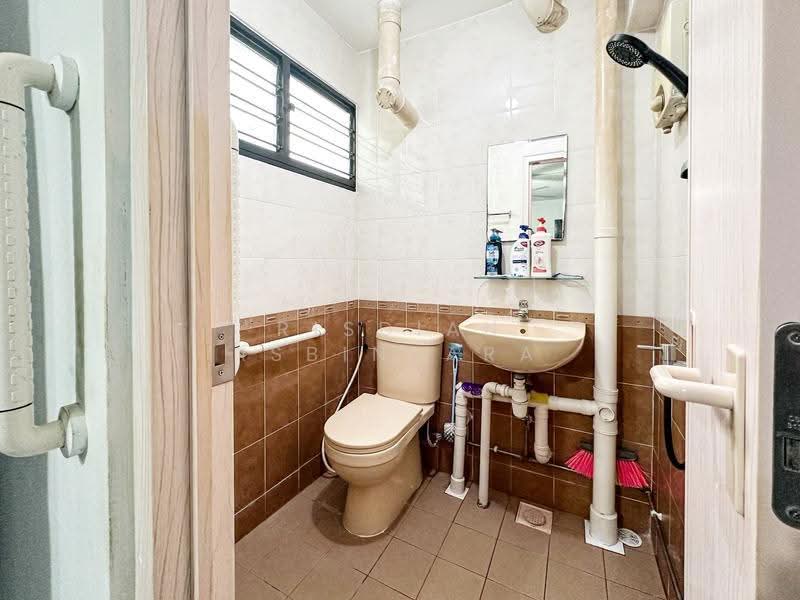 528 Jurong West Street 52, 528 Jurong West Street 52, Boon Lay / Jurong / Tuas, 2 Bedrooms, 721 sqft, HDB Flat For Sale, by Risdian Isbintara, 500293080 - Bathroom - PropertyGuru.com.sg