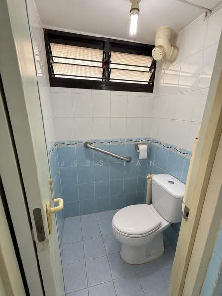 8 Holland Avenue, 8 Holland Avenue, Tanglin / Holland / Bukit Timah, 2 Bedrooms, 635 sqft, HDB Flat For Sale, by Jess Tan, 500293110 - Bathroom - PropertyGuru.com.sg