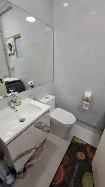 127D Kim Tian Road, 127D Kim Tian Road, Alexandra / Commonwealth, 3 Bedrooms, 1,001 sqft, HDB Flat For Sale, by George Teo, 500293139 - Bathroom - PropertyGuru.com.sg
