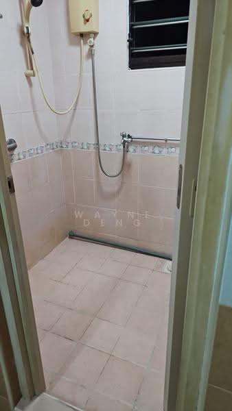 4 Bedok South Avenue 1, 4 Bedok South Avenue 1, Bedok / Upper East Coast, Room Rental, 120 sqft, HDB Flat For Rent, by Wayne Deng, 500293190 - Bathroom - PropertyGuru.com.sg