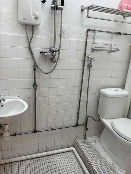IdealHome Serangoon MRT Terrace house common room for rent. No owner/ no agent fee., Leith park, Hougang / Punggol / Sengkang, Room Rental, 140 sqft, Terraced House For Rent, by Desmond, 500293202 - Bathroom - PropertyGuru.com.sg