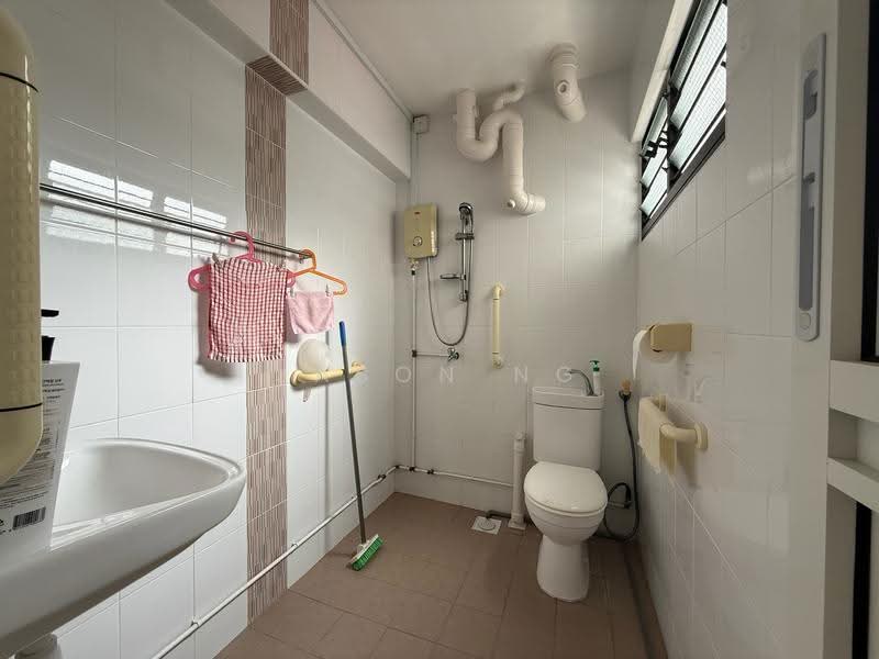 205 Bukit Batok Street 21, 205 Bukit Batok Street 21, Dairy Farm / Bukit Panjang / Choa Chu Kang, 2 Bedrooms, 786 sqft, HDB Flat For Sale, by Jason Ng, 500293306 - Bathroom - PropertyGuru.com.sg