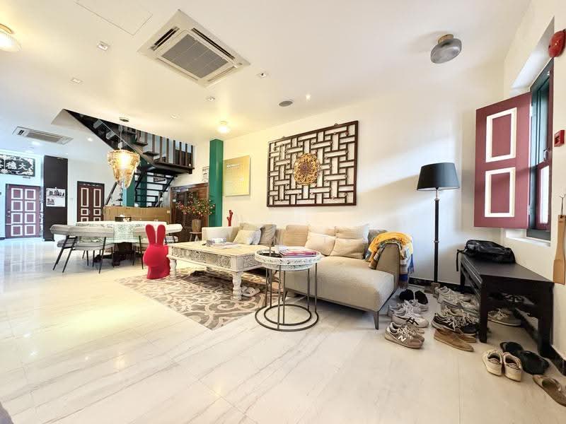 Rare Conservation House For Sale, Spottiswoode Park Road, Chinatown / Tanjong Pagar, 2 Bedrooms, 2,153 sqft, Conservation House For Sale, by Aaron Teo, 500293383 - Living Room - PropertyGuru.com.sg