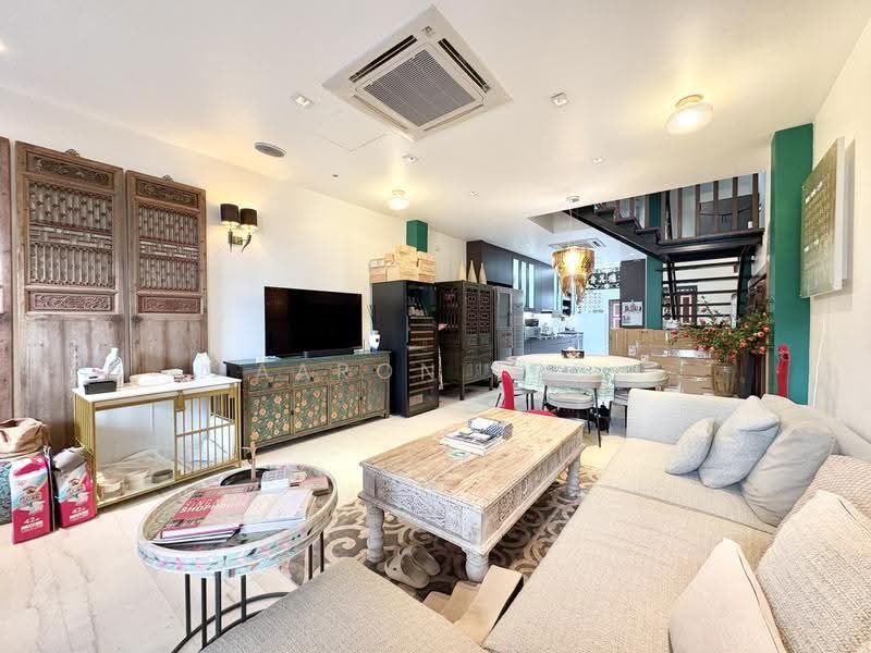 Rare Conservation House For Sale, Spottiswoode Park Road, Chinatown / Tanjong Pagar, 2 Bedrooms, 2,153 sqft, Conservation House For Sale, by Aaron Teo, 500293383 - Living Room - PropertyGuru.com.sg