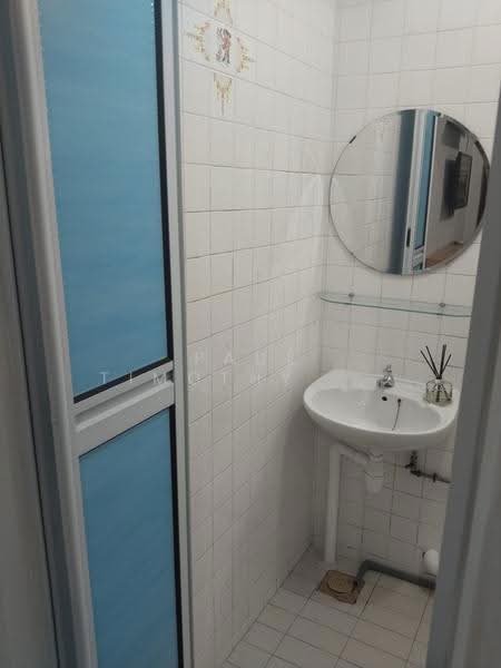 827 Tampines Street 81, 827 Tampines Street 81, Pasir Ris / Tampines, Room Rental, 250 sqft, HDB Flat For Rent, by Paul Timothy Chung, 500293428 - Bathroom - PropertyGuru.com.sg