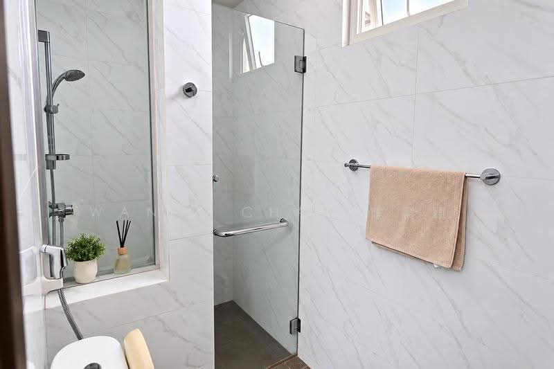 Jalan Grisek, Eunos / Geylang / Paya Lebar, 6 Bedrooms, 4,827 sqft, Semi-Detached House For Sale, by Wanni Chan 陈寀颖, 500293476 - Bathroom - PropertyGuru.com.sg