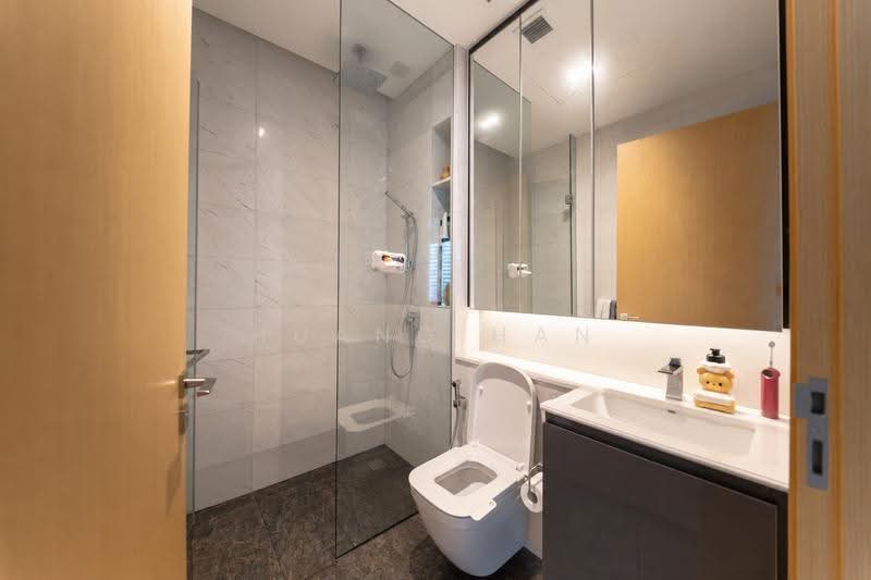 Cairnhill 16, 16 Cairnhill Rise, Orchard / River Valley, 2 Bedrooms, 775 sqft, Condominium For Sale, by Huang Han, 500293487 - Bathroom - PropertyGuru.com.sg