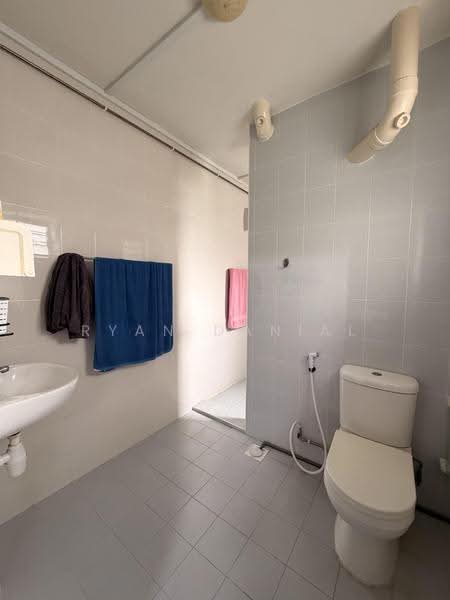 832 Woodlands Street 83, 832 Woodlands Street 83, Admiralty / Woodlands, 4 Bedrooms, 1,583 sqft, HDB Flat For Sale, by Ryan Danial, 500293498 - Bathroom - PropertyGuru.com.sg