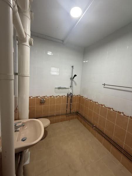336 Jurong East Avenue 1, 336 Jurong East Avenue 1, Boon Lay / Jurong / Tuas, 3 Bedrooms, 1,679 sqft, HDB Flat For Sale, by Freddie Goh, 500293578 - Bathroom - PropertyGuru.com.sg