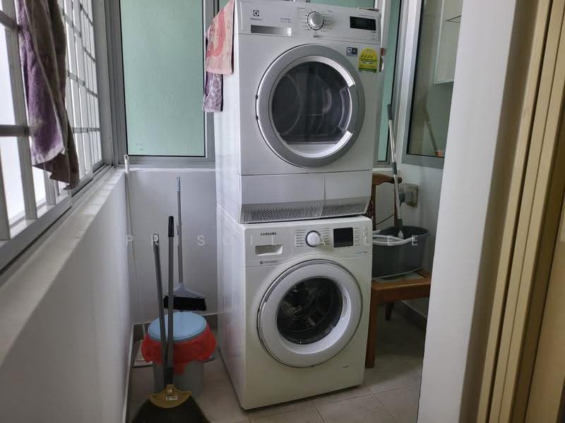Hillview Regency, 28 Bukit Batok East Avenue 2, Dairy Farm / Bukit Panjang / Choa Chu Kang, Room Rental, 120 sqft, Condominium For Rent, by Priscilla Lee, 500293635 - Balcony - PropertyGuru.com.sg