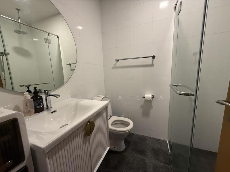 Visioncrest, 33 Oxley Rise, Orchard / River Valley, 2 Bedrooms, 915 sqft, Condominium For Rent, by Jessica Low, 500293651 - Bathroom - PropertyGuru.com.sg